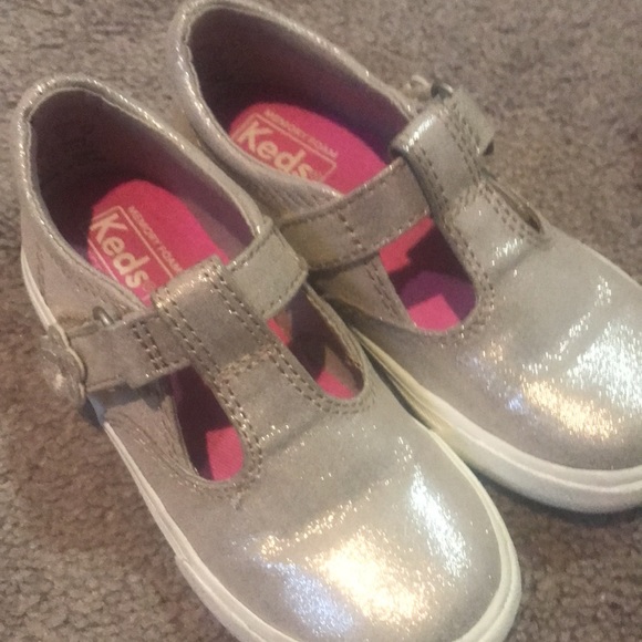 Toddler shoes size 7 high tops and size 8 slip on - Picture 2 of 7